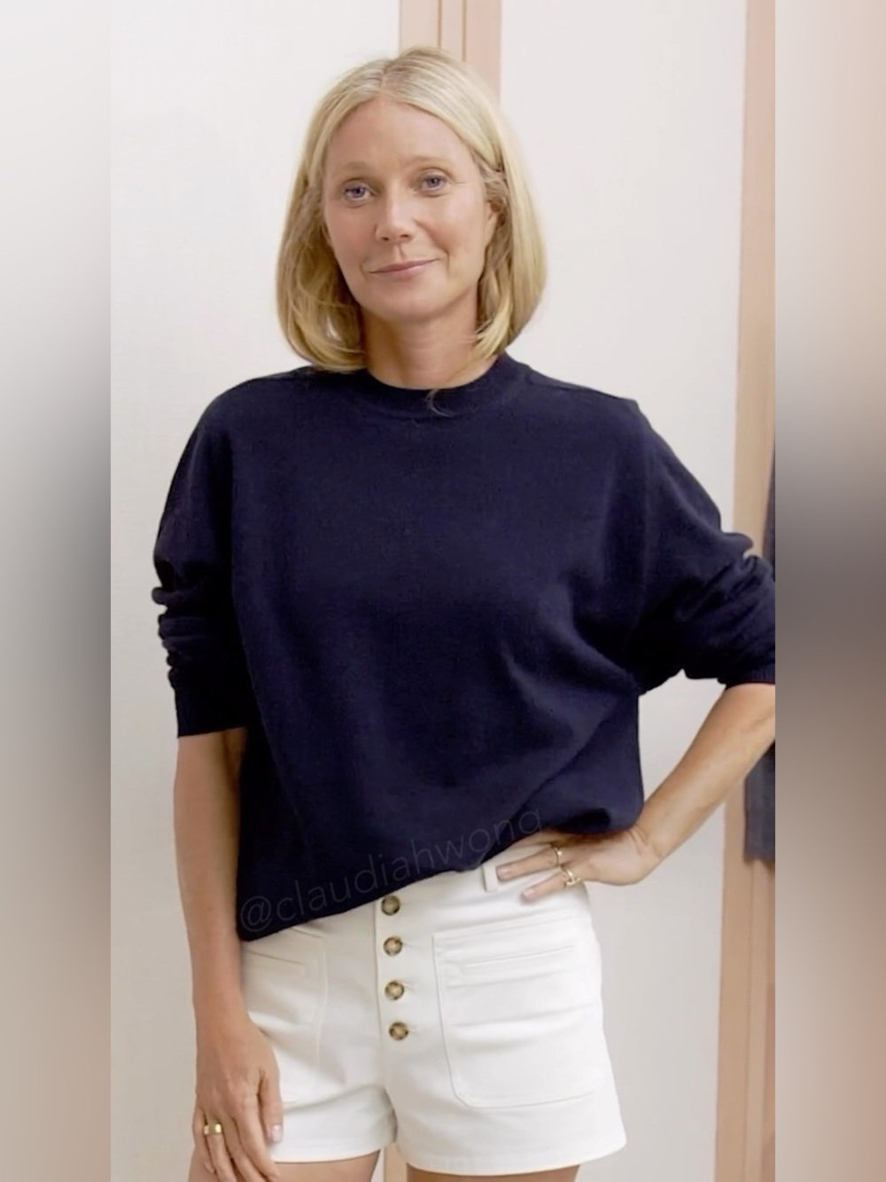 GWYN Gia 100% Cashmere Oversize Crewneck Sweater in Navy Blue